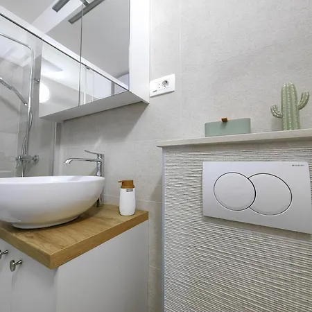 Nearby & Palace سبليت